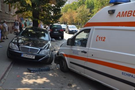 Accident grav cu o Ambulanţă, un Touareg şi un Mercedes lângă Crişul: Şoferul Ambulanţei era băut! (FOTO)