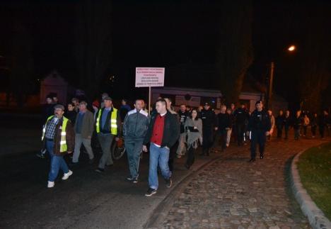 Locuitorii din Episcopia au mărşăluit pentru o şosea care să scoată traficul greu din cartier (FOTO)