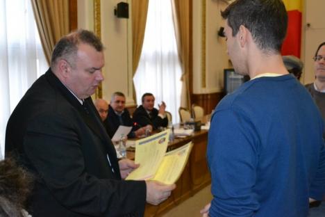 A venit Moş Nicolae! Cei mai buni elevi şi studenţi orădeni au fost premiaţi de municipalitate (FOTO)