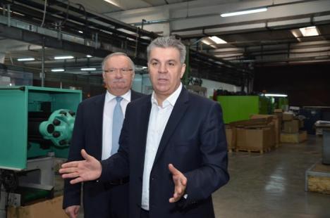 Fabrica UAMT, lăudată de politicieni: A investit 30 milioane de lei în retehnologizare şi urmează să-şi deschidă secţii în afara Oradiei (FOTO/VIDEO)