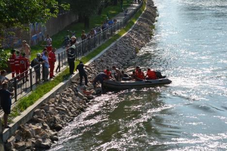 Intervenţie spectaculoasă: Patru copii în pericol de înec, salvaţi de pompieri dintr-un vârtej lângă Podul Dacia (FOTO)