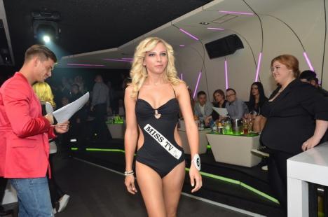 Deşi au defilat în lenjerie dantelată, concurentele de la Miss Crişana n-au prea smuls aplauze în Avenue (FOTO)