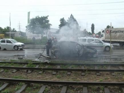 Maşină făcută scrum, pe Calea Borşului (FOTO/VIDEO)