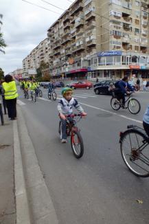 Bicicleta, cel mai rapid mijloc de transport în Oradea. Peste 500 de orădeni au pedalat victorioşi prin oraş (FOTO/VIDEO)