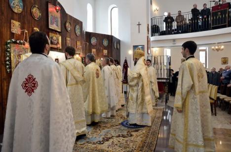 Episcopul Sofronie al Oradiei a sfinţit troiţa Bisericii Sfinţii Trei Ierarhi (FOTO)
