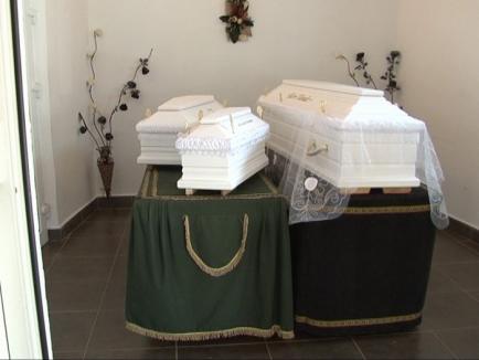 Orădeanca Tunde Keri şi cei doi copii ai ei, omorâţi în Franţa, au fost înmormântaţi acasă (FOTO)