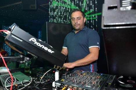 Clubul The One s-a redeschis cu DJ Rynno, animatoare sexy şi confetti. Vezi care a fost atmosfera! (FOTO)