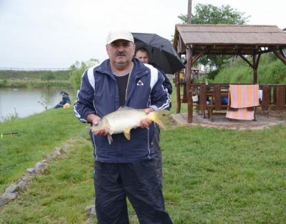 Cupa presei la pescuit a adunat ziariştii bihoreni pe marginea lacului din Husasău de Criş (FOTO)