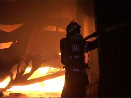 Incendiu uriaş la Masterplast, soldat cu pagube de 2 milioane de euro (FOTO)