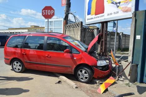 Accident pe Clujului: Două maşini avariate, după ce doi şoferi au încălcat regulile de circulaţie (FOTO)