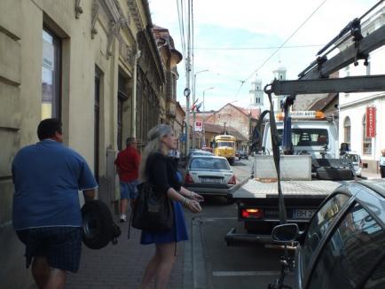Ajutaţi de trecători, doi poliţişti au ridicat cu mâinile o maşină ce bloca tramvaiele pe Primăriei (FOTO)
