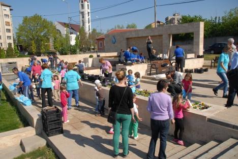 Dealul panseluţelor: Sute de flori plantate de copii lângă fântâna Companiei de Apă (FOTO)