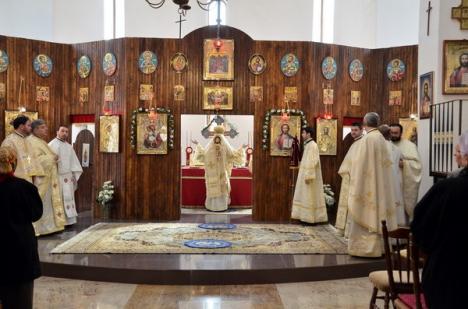 Episcopul Sofronie al Oradiei a sfinţit troiţa Bisericii Sfinţii Trei Ierarhi (FOTO)