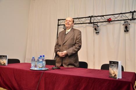 Fostul decan de la Medicină, Mircea Ifrim, şi-a lansat autobiografia şi la Oradea (FOTO)