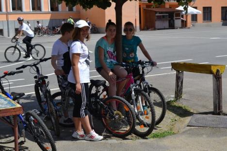 Elevii gojdişti promovează ciclismul, chiar dacă nu au destule piste în oraş (FOTO)