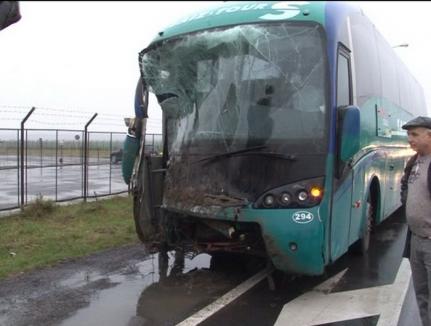 Un autocar care venea din Spania a ajuns în şanţ lângă Aeroportul Oradea (FOTO)