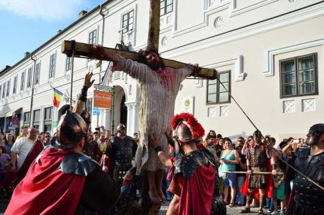 Patimile lui Hristos: Sute de orădeni l-au însoţit pe Iisus pe Drumul Crucii (FOTO / VIDEO)