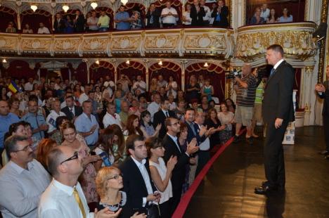 Teatrul orădean, plin-ochi la întâlnirea cu Klaus Iohannis. Directiva lui Vasile Blaga: câştigarea prezidenţialelor din primul tur (FOTO)