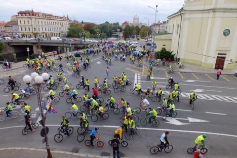 Bicicleta, cel mai rapid mijloc de transport în Oradea. Peste 500 de orădeni au pedalat victorioşi prin oraş (FOTO/VIDEO)