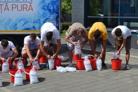 Acţiunea Ice Bucket Challenge din Oradea, salvată de poloiştii de la CSM (FOTO/VIDEO)