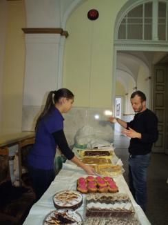 Săptămână dulce la FMF: Mediciniştii vând prăjituri pentru sărmanii judeţului (FOTO)