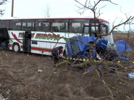 Accident mortal la Inand: o orădeancă şi-a pierdut viaţa după ce maşina i-a fost acroşată de un autocar (FOTO)
