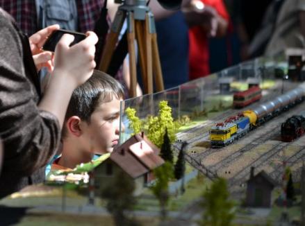 Micuţii orădeni, fascinaţi de trenuleţele în miniatură expuse la Colegiul Iosif Vulcan (FOTO)