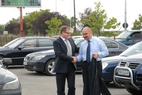 Odată ajuns la Oradea, Crin Antonescu s-a dus la o cafea sub Pasaj (FOTO)