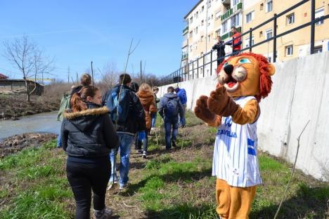 Încurajaţi de mascota Leone, elevii au plantat sălcii pe malul Peţei (FOTO)