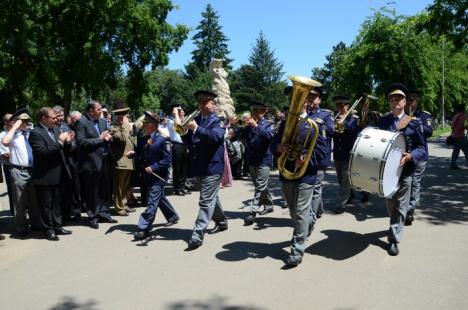 Autorităţile au marcat Ziua Eroilor Neamului cu depuneri de coroane (FOTO)