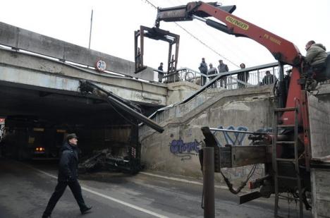 Prostia nu are limite: un şofer profesionist a lovit Podul Decebal pentru că n-a încăput pe sub el! (FOTO)