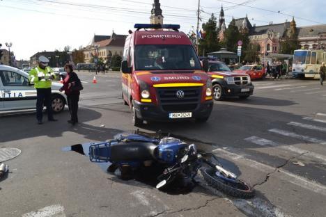 Accident în centru: Un motociclist a intrat din plin într-un Matiz care a trecut pe galben (FOTO)