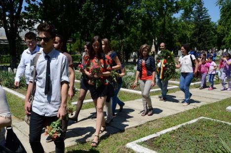 Autorităţile au marcat Ziua Eroilor Neamului cu depuneri de coroane (FOTO)