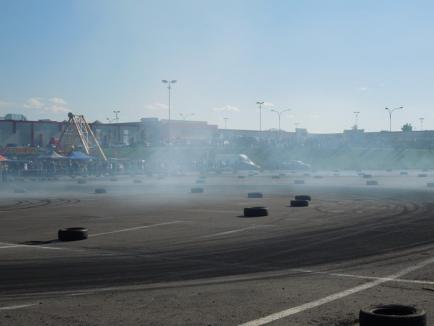 Parcarea ERA, plină de fum: Şoferi din toată ţara se întrec în drift-uri (FOTO / VIDEO)