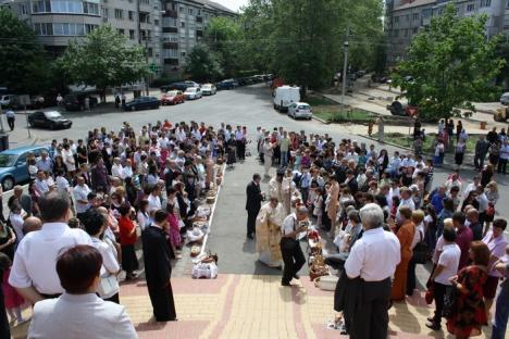 Hristos a Înviat! Sute de orădeni au mers să ia lumină la bisericile din centru (FOTO)