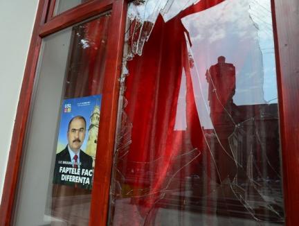 Spargere la PSD: În noaptea de dinaintea alegerilor, geamul sediului PSD Oradea a fost spart cu un bolovan