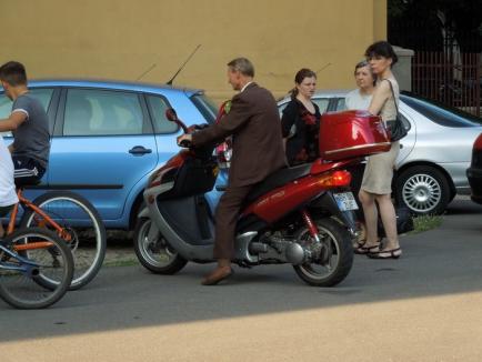 Sute de orădeni şi-au dus vehiculele la sfinţit. De la biciclete şi Dacii, până la BMW-uri (FOTO / VIDEO)