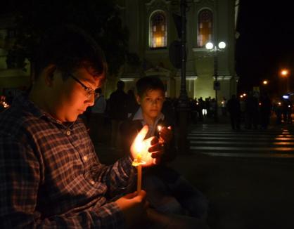 Hristos a Înviat! Sute de orădeni au mers să ia lumină la bisericile din centru (FOTO)