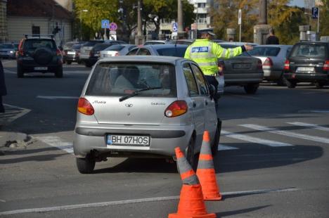 Accident în centru: Un motociclist a intrat din plin într-un Matiz care a trecut pe galben (FOTO)