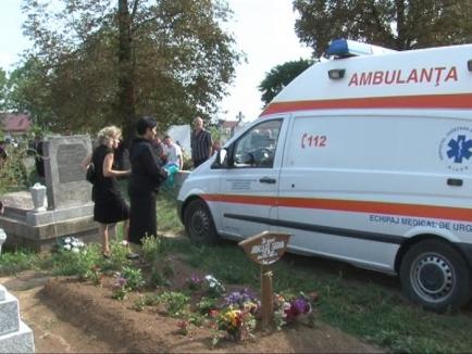 Orădeanca Tunde Keri şi cei doi copii ai ei, omorâţi în Franţa, au fost înmormântaţi acasă (FOTO)