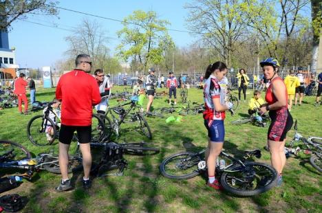 Sute de biciclişti s-au adunat ca să promoveze ciclismul şi mişcarea în aer liber (FOTO)