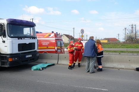 Accident pe centură: O bătrânică a murit, lovită pe trecere şi târâtă de un camion (FOTO / VIDEO)