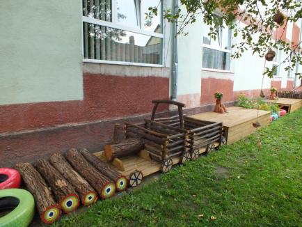 Grădină... cu sentiment: Copiii cu dizabilităţi, ajutaţi să se dezvolte în prima grădină senzorială din Oradea (FOTO)