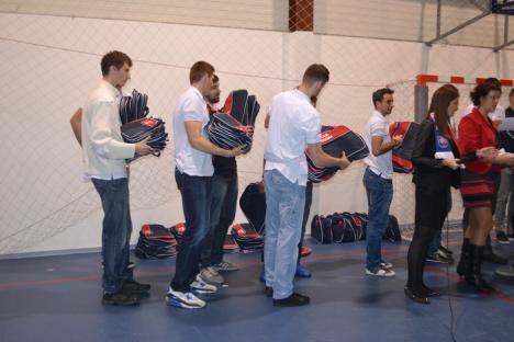 Baschetbaliştii de la CSM au jucat rolul lui Moş Crăciun pentru grupele de copii ale clubului (FOTO)