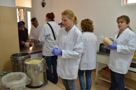 Angajaţi ai Parcului Industrial au gătit pentru săracii Oradiei (FOTO)