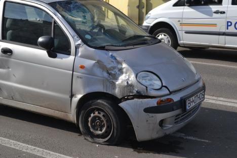 Accident în centru: Un motociclist a intrat din plin într-un Matiz care a trecut pe galben (FOTO)