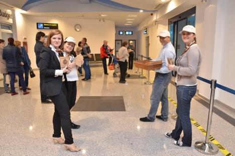 Angajaţii de la DoubleTree By Hilton au împărţit fursecuri în aeroport (FOTO)