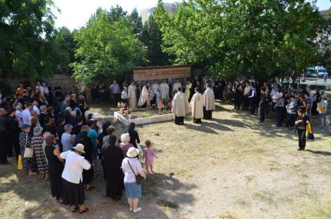 Criticat că n-a mers la înmormântare, episcopul Sofronie a oficiat parastasul părintelui Ciordaş (FOTO)