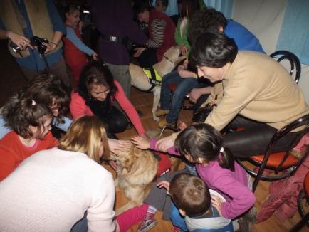 Doctorul Ham-Ham: Copiii cu deficienţe de la un centru special din Oradea sunt trataţi cu ajutorul câinilor (FOTO)