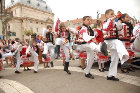 Carnaval european pe străzile Oradiei: Elevii au promovat unitatea în Europa (FOTO/VIDEO)